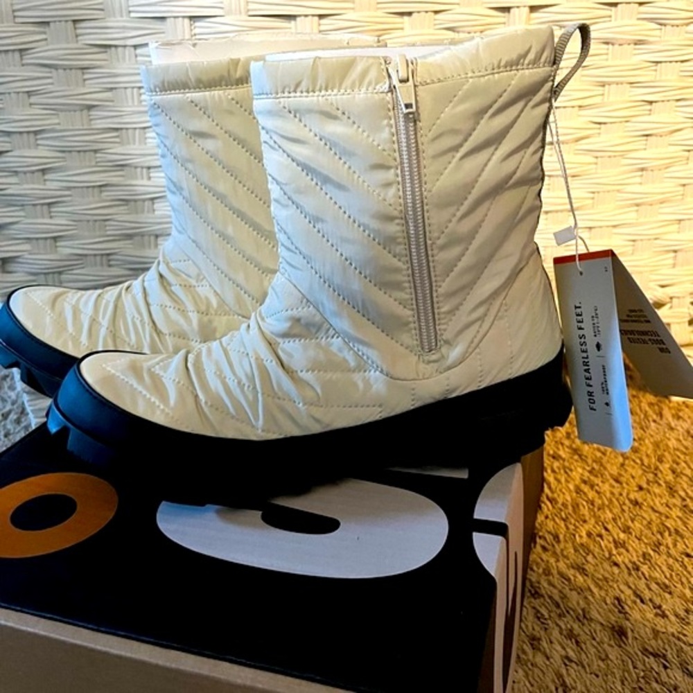 Bogs Cream and Black Winter Boots - Picture 2 of 4